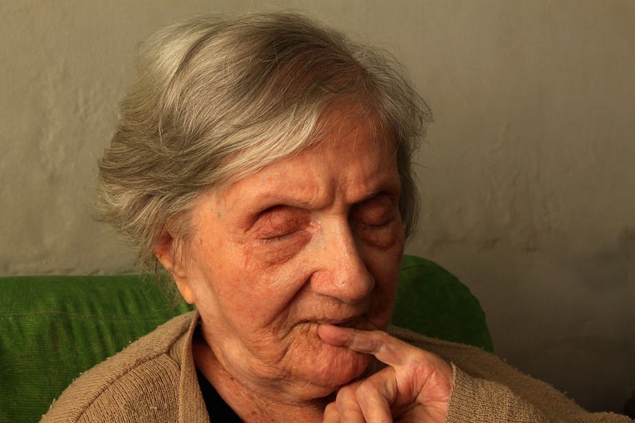 How does dementia affect communication